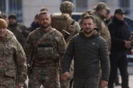 Зеленский в Херсоне. Он  захватил кусок России ! Так он может далеко зайти  !