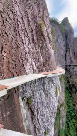 Wenzhou, Zhejiang, a temp walking path. Are you going to try it?