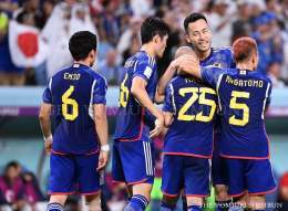 日本対クロアチア、前半、#前田 選手が #先制ゴール を決めました！写真はゴールを決めた前田選手と抱き合って喜ぶ吉田選手たち（飯島啓太撮影）#先制点 #soccer