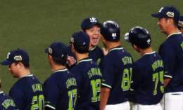 試合前の両チームの選手&amp;コーチ紹介。 コータローくんはコータローくんでした笑 なぜかパータッチをしていました笑 YouTubeに後ほどアップします #swallows #日本シリーズ #ヤクルトスワローズ #山崎晃大朗