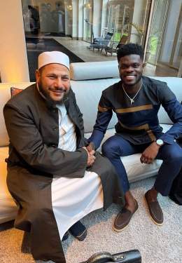 لاعب نادي أرسنال "توماس بارتي" يعتنق الإسلام ويغير اسمه إلى "يعقوب"