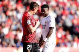 Vini's wincing reaction to Raillo's badge