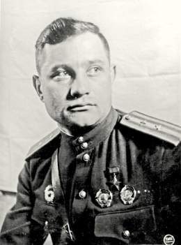 6 декабря 1913 Родился лётчик-истребитель Николай Иванович СВИТЕНКО Произвёл более 380 боевых вылетов в 102 воздушных боях сбил 15 враж.самолётов др.Награждён орденами Ленина (дважды) Красного Знамени (дважды) и медалями Имя Героя выбито в МузееДиора