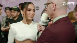 Anitta sings Mariah Carey's "Always Be My Baby" on the carpet at #AMAs.