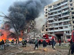 Сегодня, 14 января, снова прошёл массированный удар российской армии по украинским городам. Обстрел привёл к разрушению подъезда жилого дома в Днепре. Множество людей попали под завалы, 20 из них уже спасли. При этом не менее 5 человек погибло и 39 р