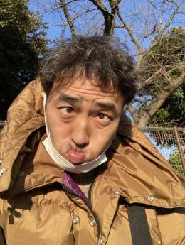 やっと駐車して競技場でチケットを買おうとしたらネットで購入しないとダメと言われた。ネットで購入パターンがだいの苦手な僕はスマホと1時間格闘した結果最後の IDがわからず、諦めることにした。そしたら競技場の外でこんな感じになっちゃった。 #高校サッカー選手権