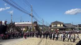 唐津くんちの御旅所神幸（おたびしょしんこう）。西の浜の曳きこみでは，砂地に埋もれた曳山を豪快に進めていました。 #唐津くんち