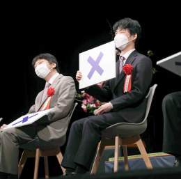 ＞タイトル戦続きの日々を「本当のこと言うと、そんな大変じゃないんじゃないですか」と問われたが、苦笑いしつつ「初めてタイトル戦に出た２０年は月に１０局くらい指してきつかったので、（今は）このくらいなら大丈夫かなという気分になっています」