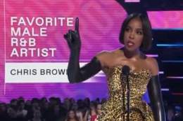 WATCH: Kelly Rowland checks crowd after they boo Chris Brown for winning Favorite Male R&amp;B Artist of the #AMAs